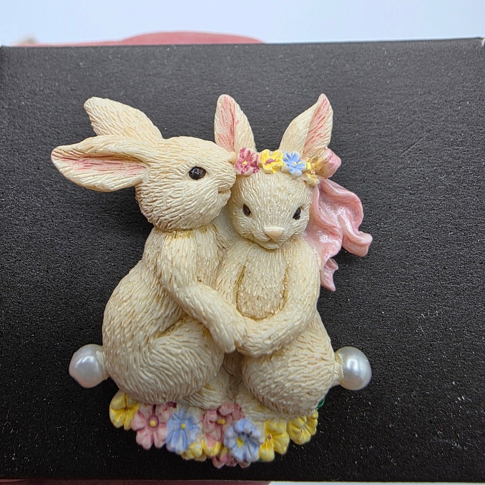 Avon‎ Womens Novelty Bunny Pin Floral Pearl Tails Vintage 1999 Cottagecore OS